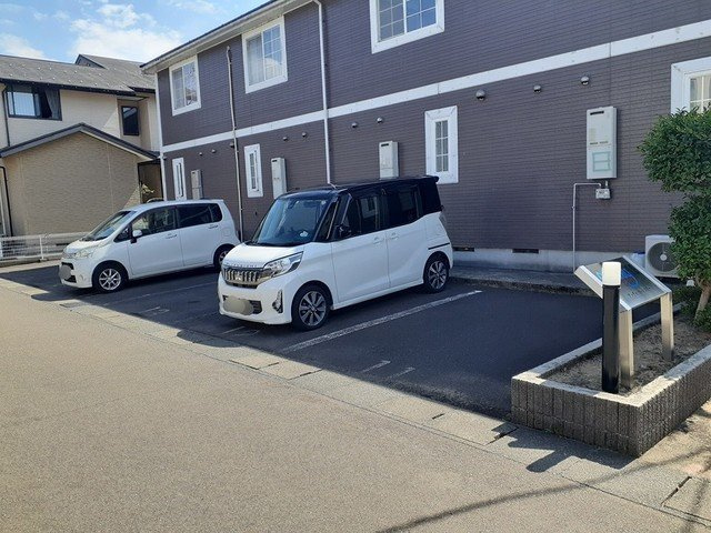 グッディ・ツーの駐車場
