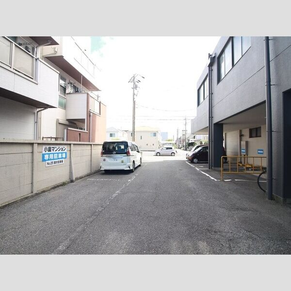 小島ビルの駐車場