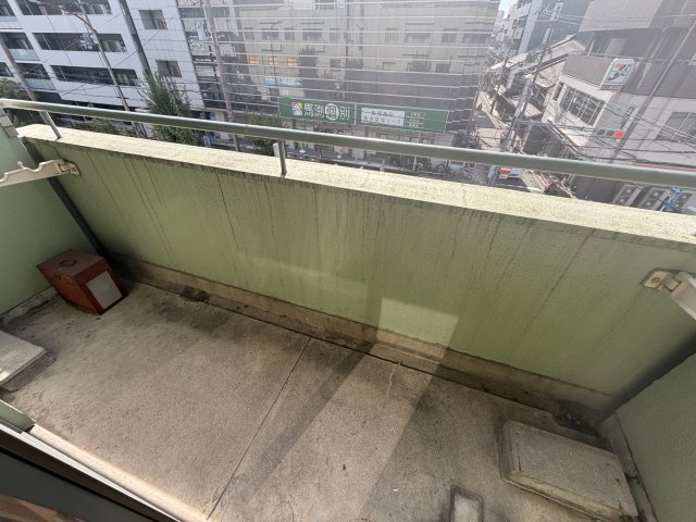信愛ビルのバルコニー