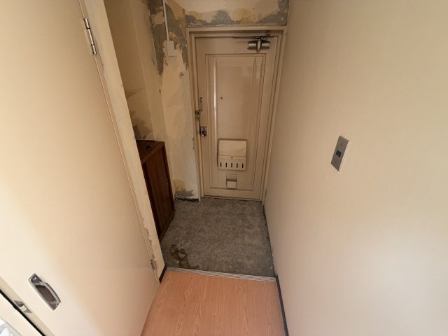 信愛ビルの玄関