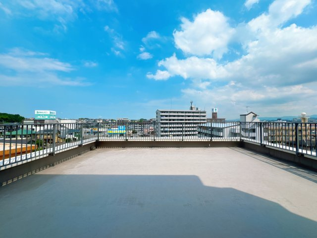 【バルコニー】 | グレイスマンション博多南2☆仲介手数料無料☆ | 53.2㎡の広々ルーフバルコニーが魅力。家族で過ごしたり、アウトドア気分を楽しんだり、多彩に活用できます。
