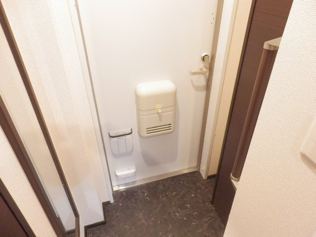 レオパレスヴァーグ難波の玄関|ゆったりとした玄関です