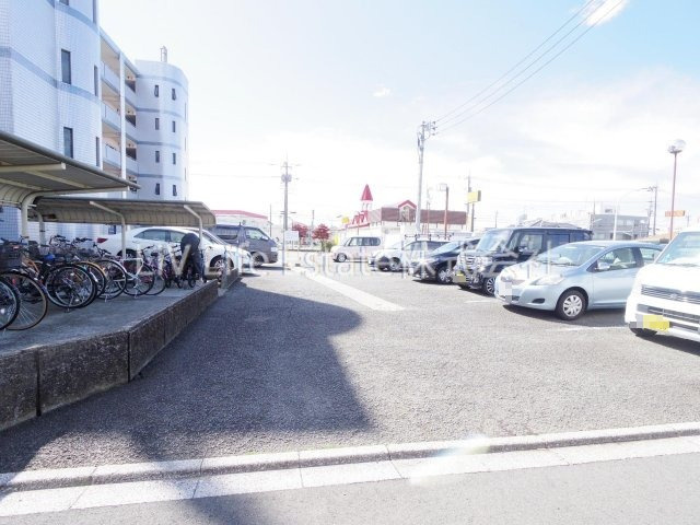 グローリアス前沢の駐車場
