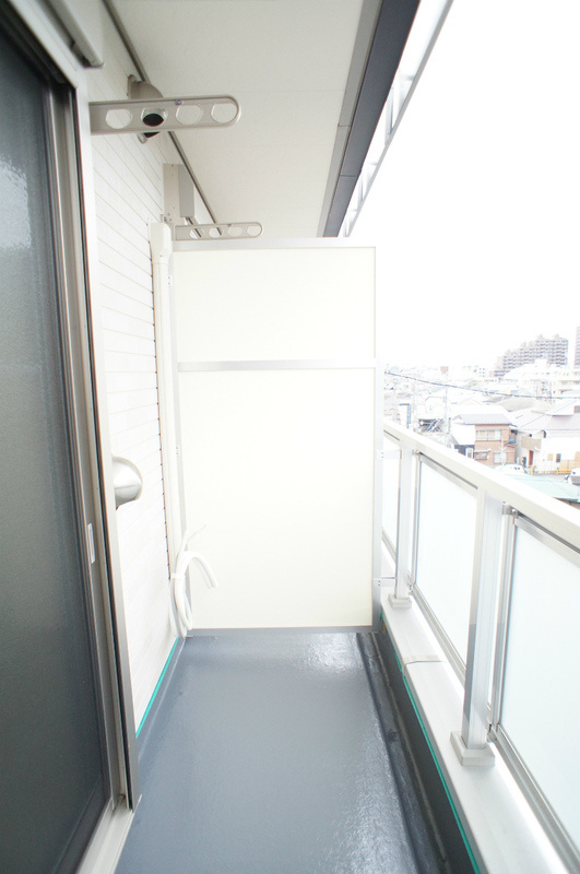 横浜市保土ケ谷区峰岡町２丁目のアパートのバルコニー