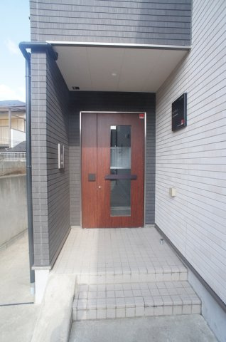 横浜市保土ケ谷区峰岡町２丁目のアパートのエントランス