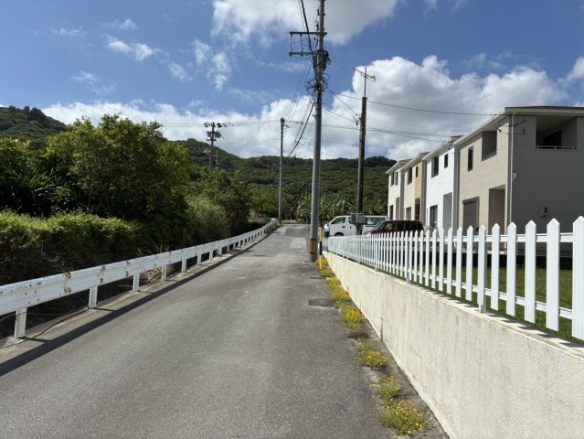 南城市佐敷新里 中古戸建ての前面道路含む現地写真