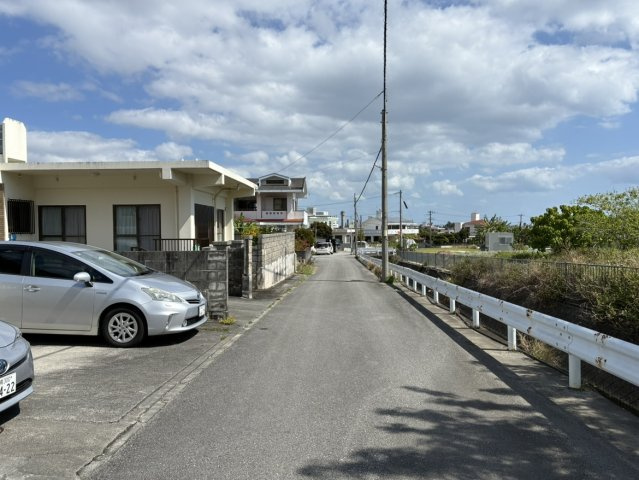 南城市佐敷新里 中古戸建ての前面道路含む現地写真