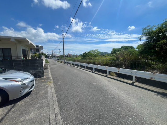 南城市佐敷新里 中古戸建ての前面道路含む現地写真