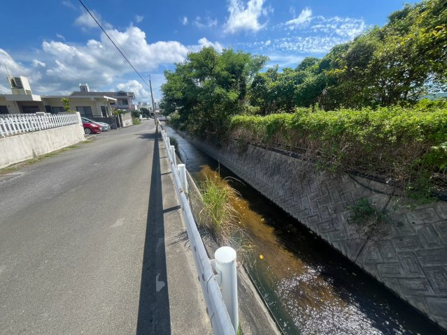 南城市佐敷新里 中古戸建てのその他|前面道路脇に流れる水路
