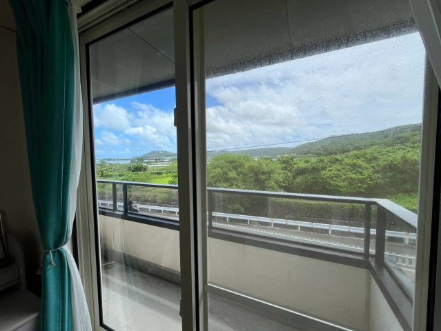 南城市佐敷新里 中古戸建ての前面道路含む現地写真