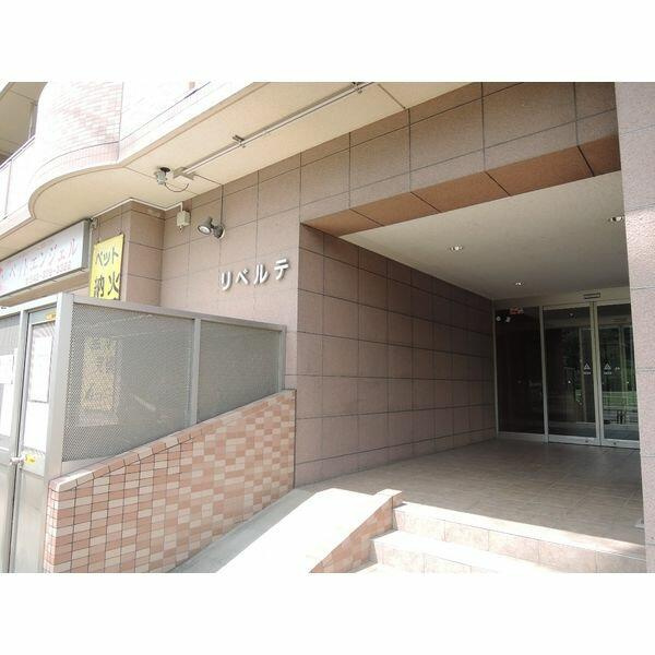 稲城市大丸の賃貸マンションのエントランス