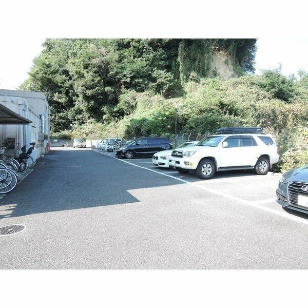 稲城市大丸の賃貸マンションの駐車場