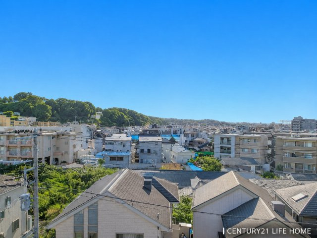 【展望】 | コスモ久地 | バルコニーからは、青空と街並みを見渡す開放的な眺望が広がります。最上階の為、視界を遮る高い建物が少なく、空の広さを感じられる心地よい景色。晴れた日には明るい陽光と爽やかな眺めを楽しめます。