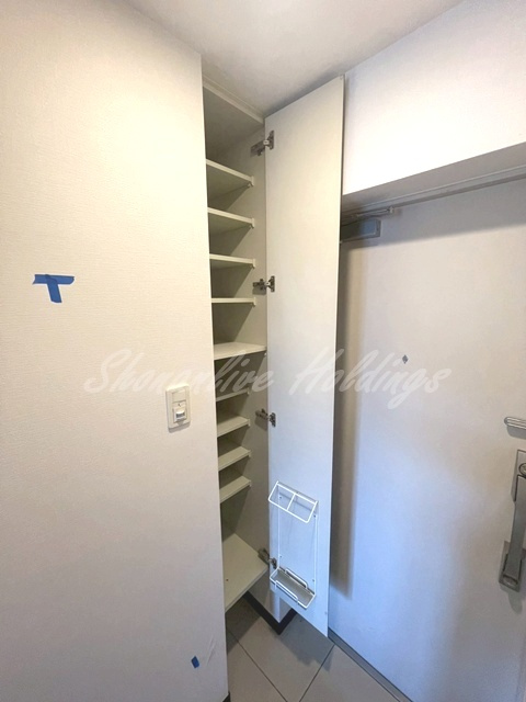 横浜市西区浜松町の賃貸マンションの玄関|★大型シューズボックス完備★