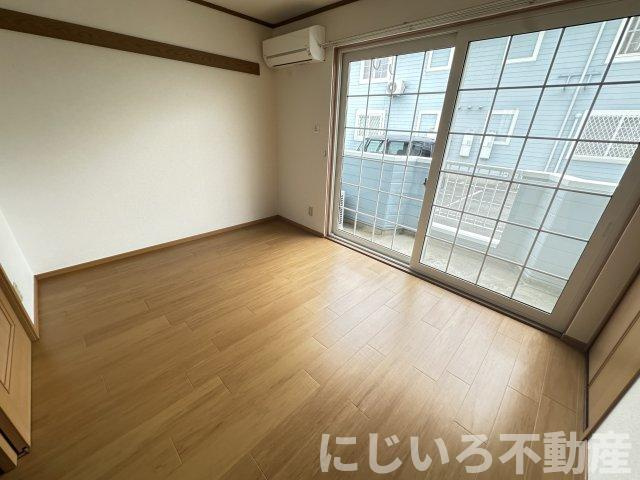 メゾンソレイユBの居間・リビング