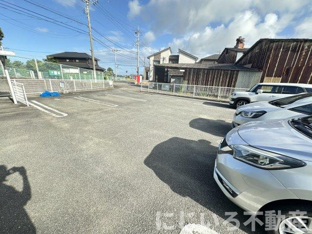 メゾン・ジュネスの駐車場