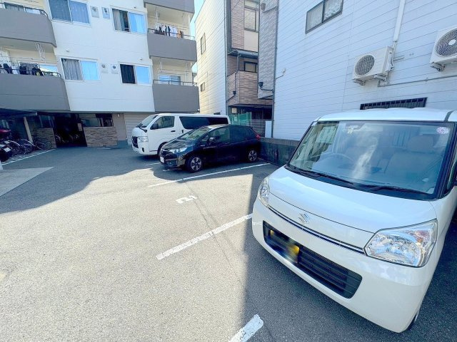 クラウンハイム豊新の駐車場