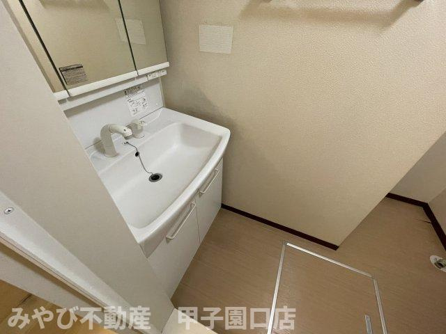 ラフィネ小松B棟の洗面所