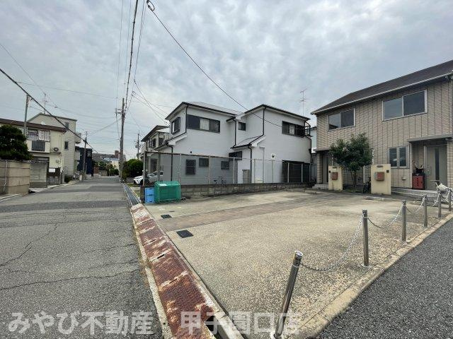 ラフィネ小松B棟のエントランス