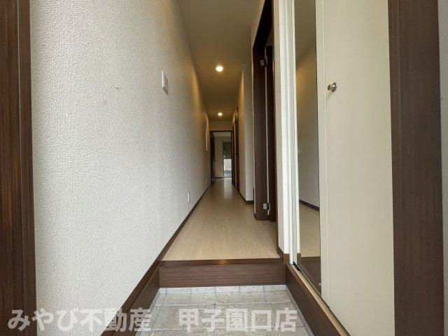 ラフィネ小松B棟の玄関