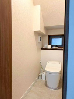 【トイレ】 | 港区南青山3丁目 | 清潔感のあるトイレ空間
各階にトイレが設けられているため、3階建てでも上下階への移動を減らせる便利な間取りです。