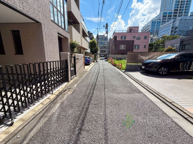 港区南青山3丁目の前面道路含む現地写真|現地前面道路の様子
都心の中心部にありながら、住まいとしての落ち着きも感じられる住環境です。
