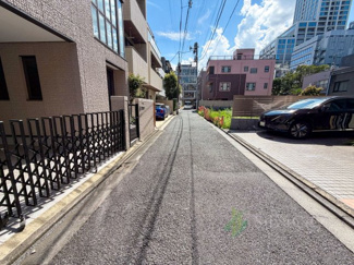 【前面道路含む現地写真】 | 港区南青山3丁目 | 現地前面道路の様子
都心の中心部にありながら、住まいとしての落ち着きも感じられる住環境です。