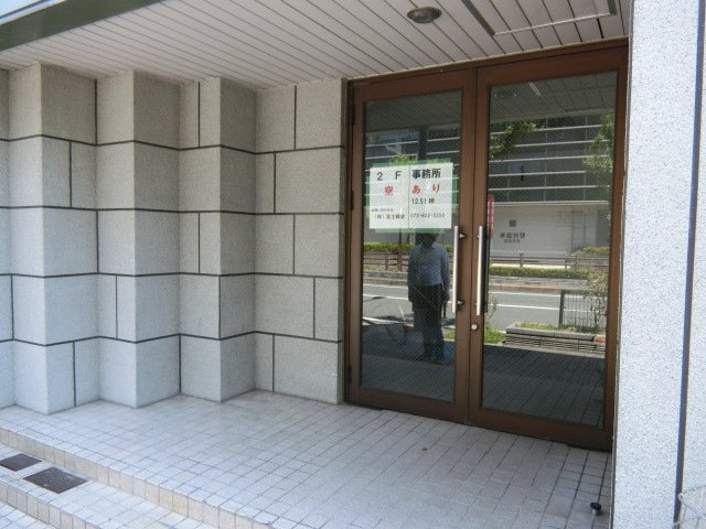 信愛ビルのエントランス
