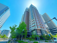 【外観】 | グランドメゾン百道浜☆仲介手数料無料☆ | バス便が非常に発達しており、始発も多い「福岡タワー南口」バス停から都市高速経由で天神・博多駅・福岡空港へスムーズにアプローチ可能。オンもオフも軽快に動ける魅力的な立地です。