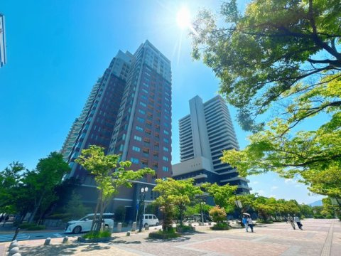 【外観】 | グランドメゾン百道浜☆仲介手数料無料☆ | 都心の利便性も享受できる贅沢なロケーションです。外観の重厚感から共用部の清掃の行き届いた雰囲気まで、管理体制の良さが伺える資産価値の高い一軒。