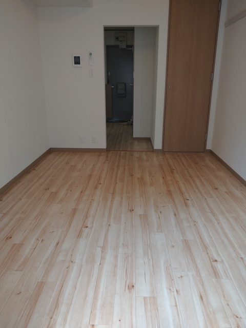 メゾンエーデルワイスの居間・リビング|★明るいフローリング調のお部屋です★