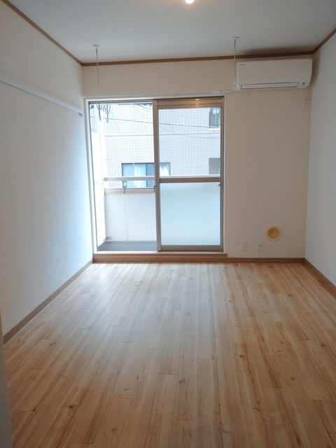 メゾンエーデルワイスの居間・リビング|★明るいフローリング調のお部屋です★