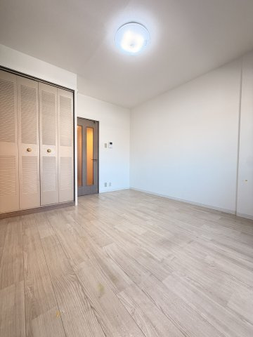 シャトラン弓木弐番館の居間・リビング