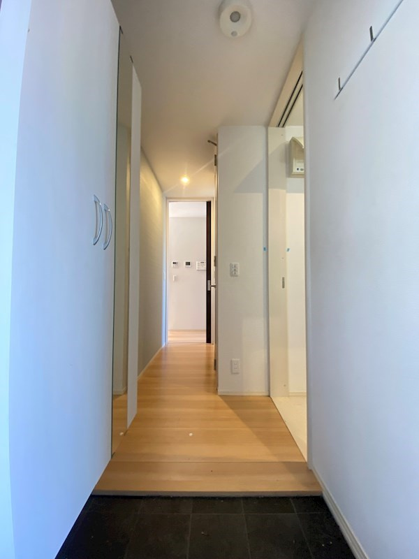 D-room地行の玄関