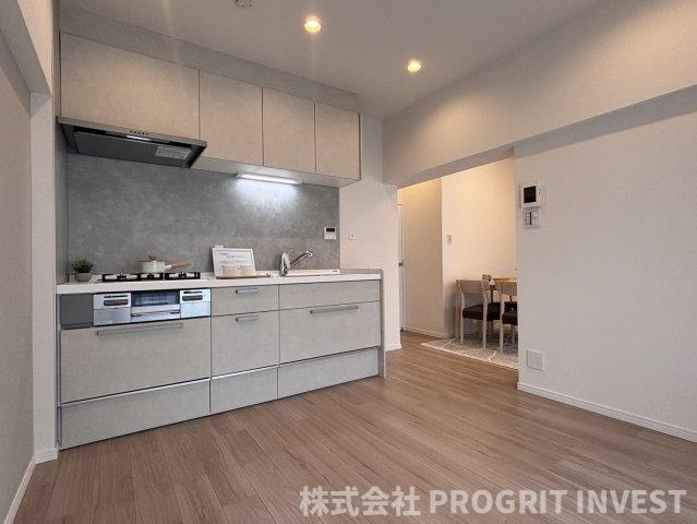 高田馬場住宅のキッチン|落ち着いた田雰囲気のダイニングキッチン