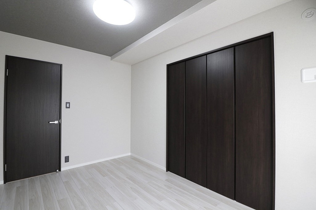【子供部屋】 | グランアッシュ新深江 | 【洋室1：約6帖】クローゼット完備です♪