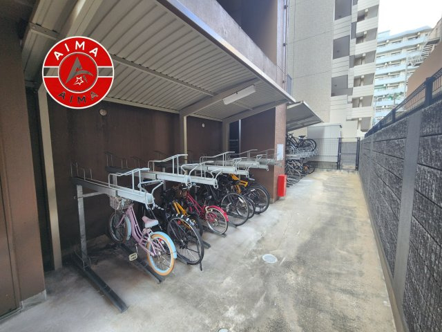 アクタス渡辺通パークシティの駐輪場|屋根付きの駐輪場なので雨の日でも安心です。