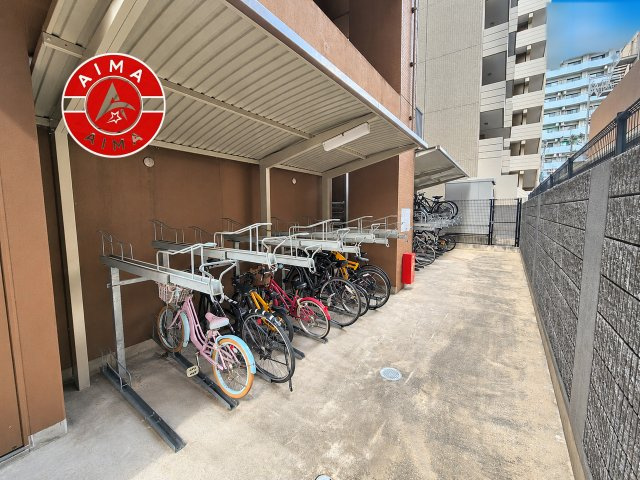 アクタス渡辺通パークシティの駐輪場|屋根付きの駐輪場なので雨の日でも安心です。