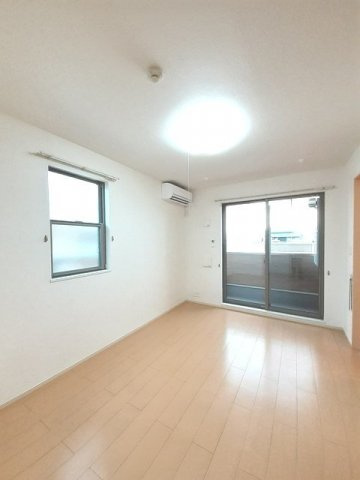 オレンジ窓香の内装