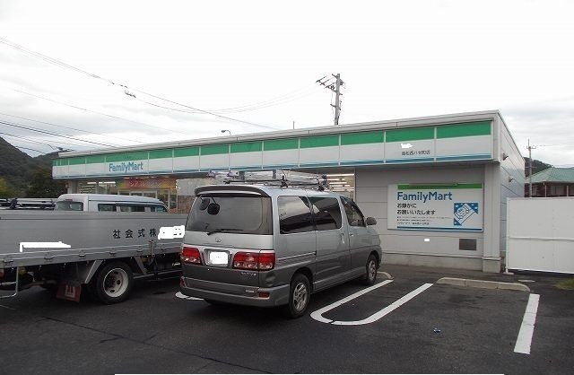 ＣＯＭＦＯＲＴ・Ｍ　Ｃの周辺|ファミリーマートさんまで1100m