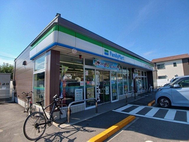 リーヴメゾン北館　Ｄの周辺|ファミリーマート鶴市明見店さんまで350m