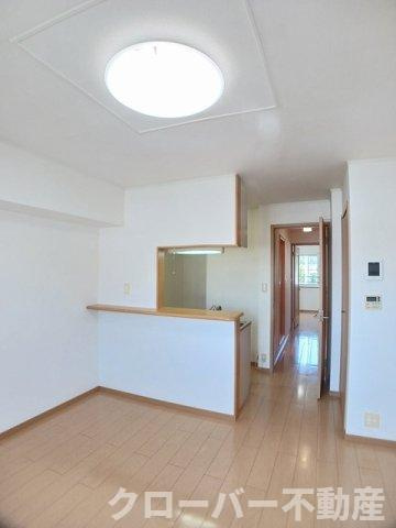 ＳＵＮ　ＳＱＵＡＲＥ新地　Ｂの居間・リビング