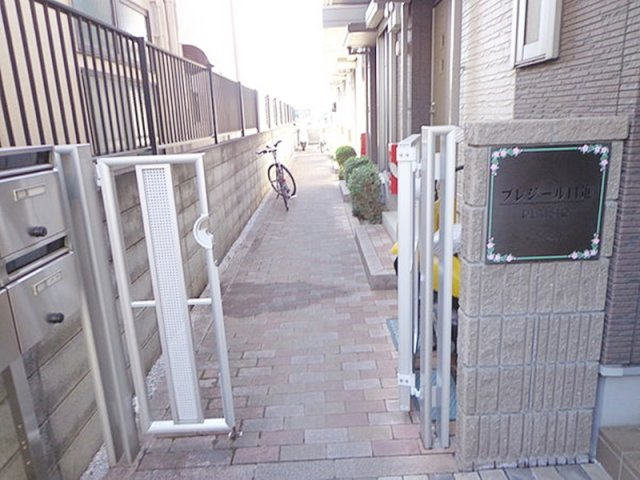 プレジール日進のエントランス