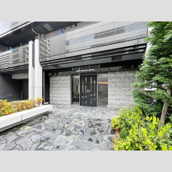 S-RESIDENCE新大阪WESTのエントランス