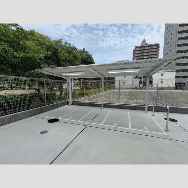 Alivis今福鶴見駅前の駐車場