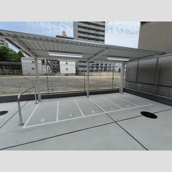 Alivis今福鶴見駅前の駐車場