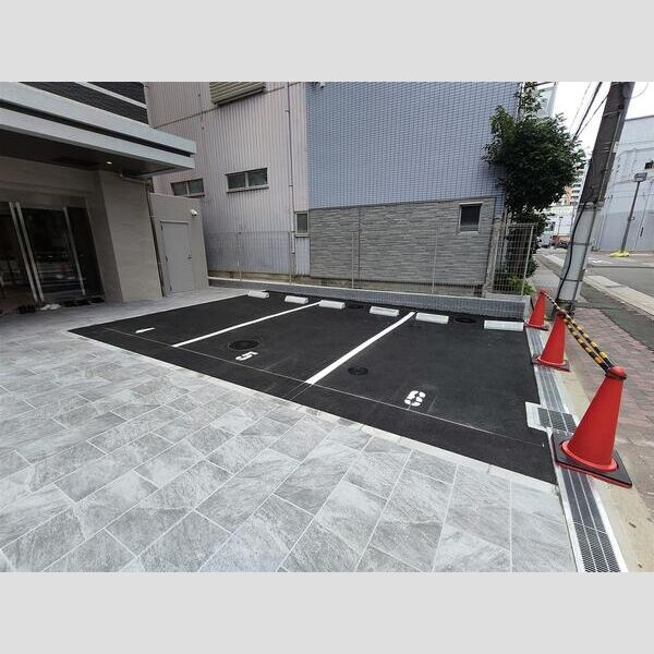 Alivis今福鶴見駅前の駐車場