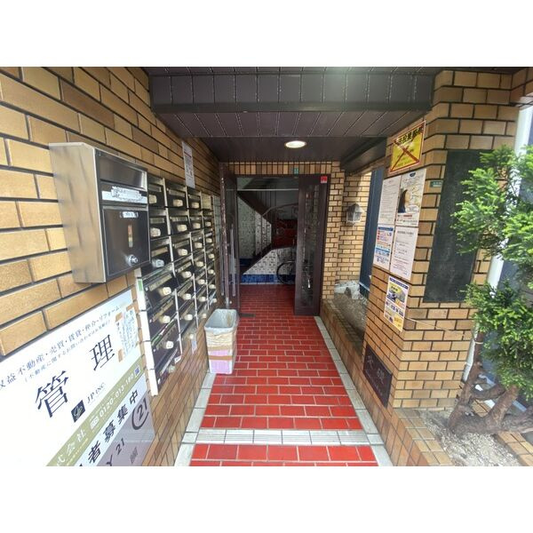 アパートメント新深江のエントランス