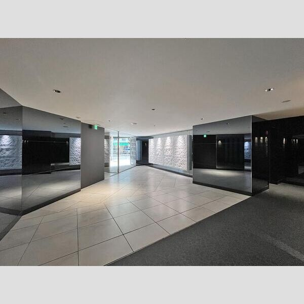 S-RESIDENCE緑橋駅前のロビー