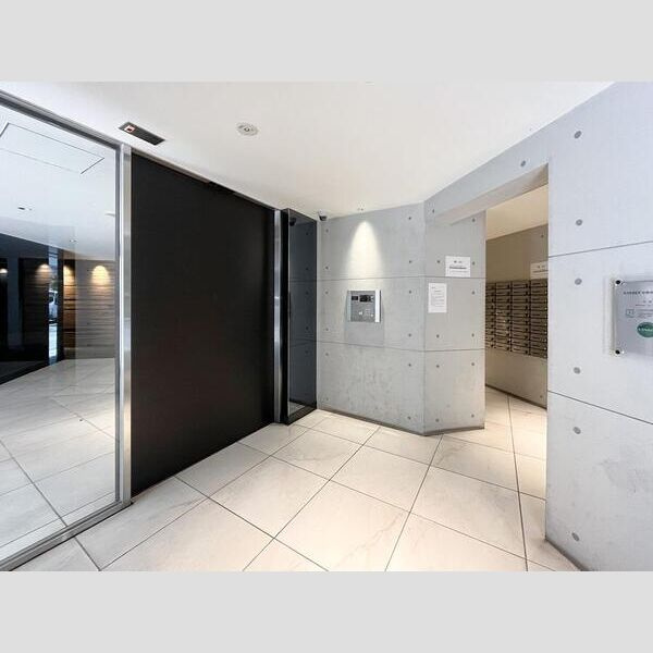 S-RESIDENCE緑橋駅前のロビー